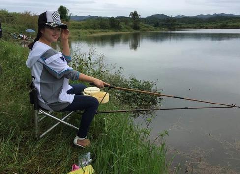 美女钓鱼的1段精彩经历!每次鱼获都不低于23斤!
