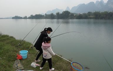 阿雪带小美女江边钓鱼,竟然喜获这种极品鱼,乐坏了