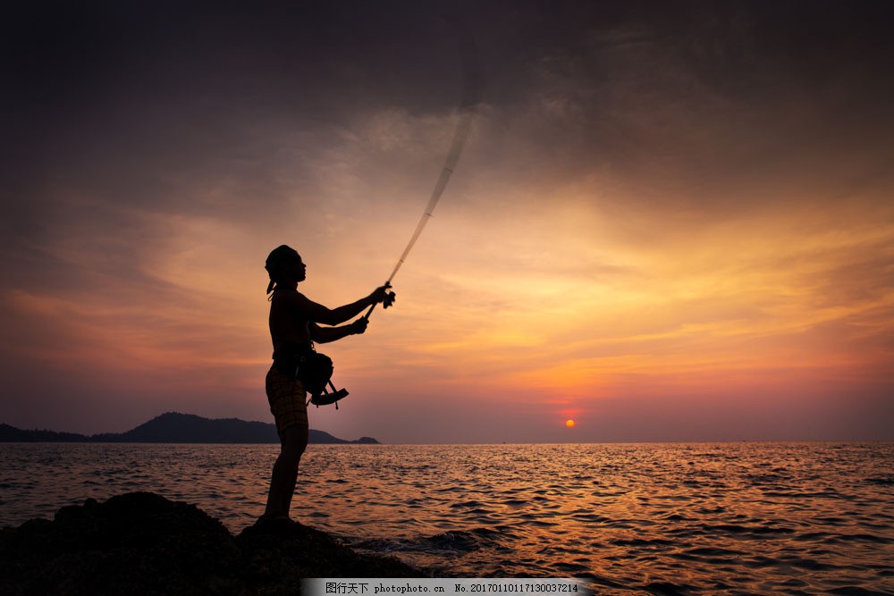 夕阳下钓鱼的男人图片