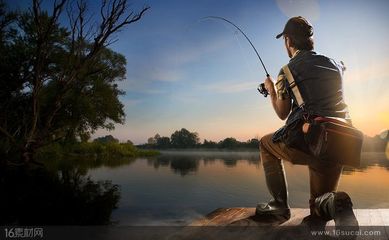 半蹲垂钓，静观流水